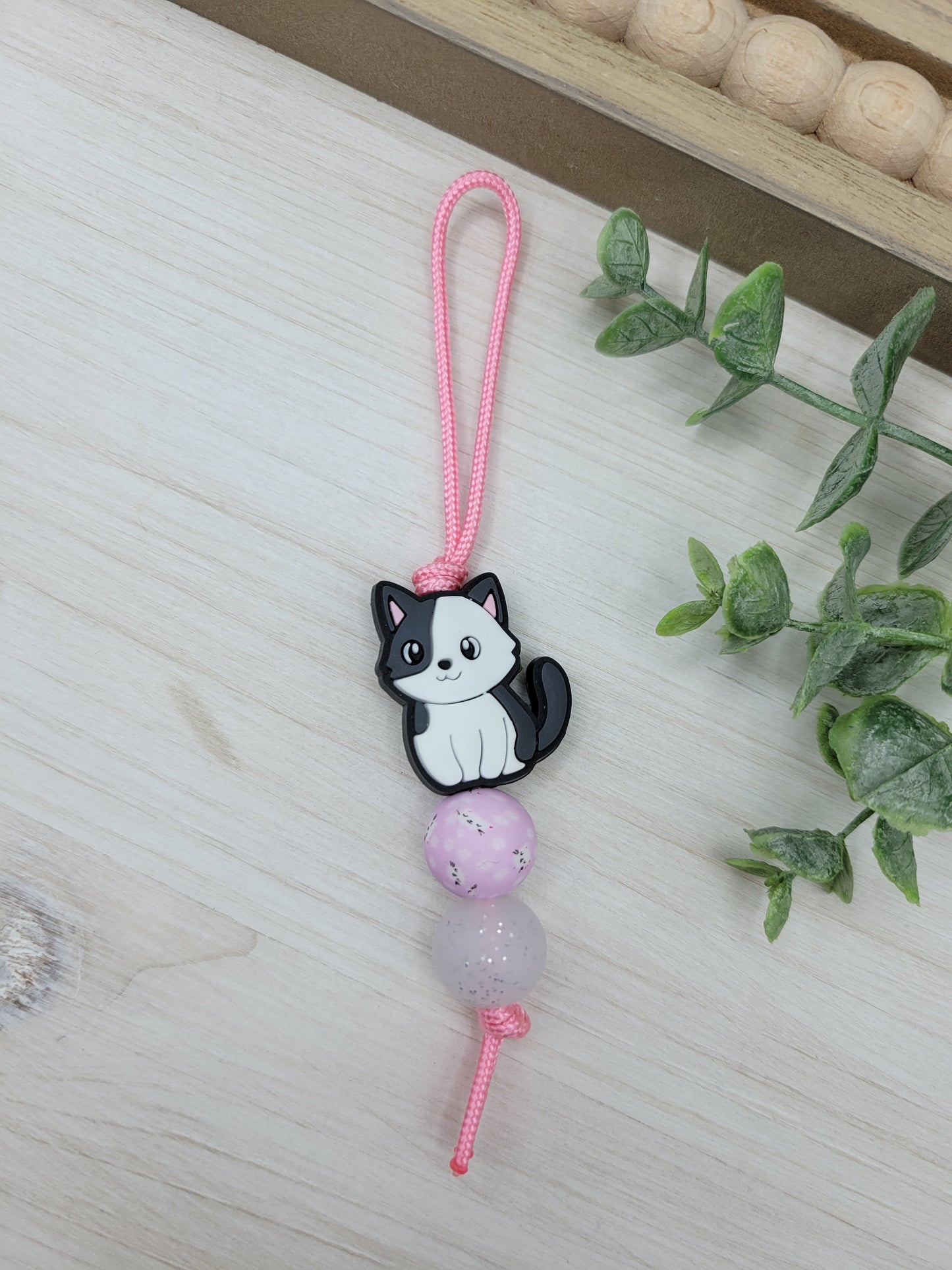 Gray & White Cat Zipper Pull